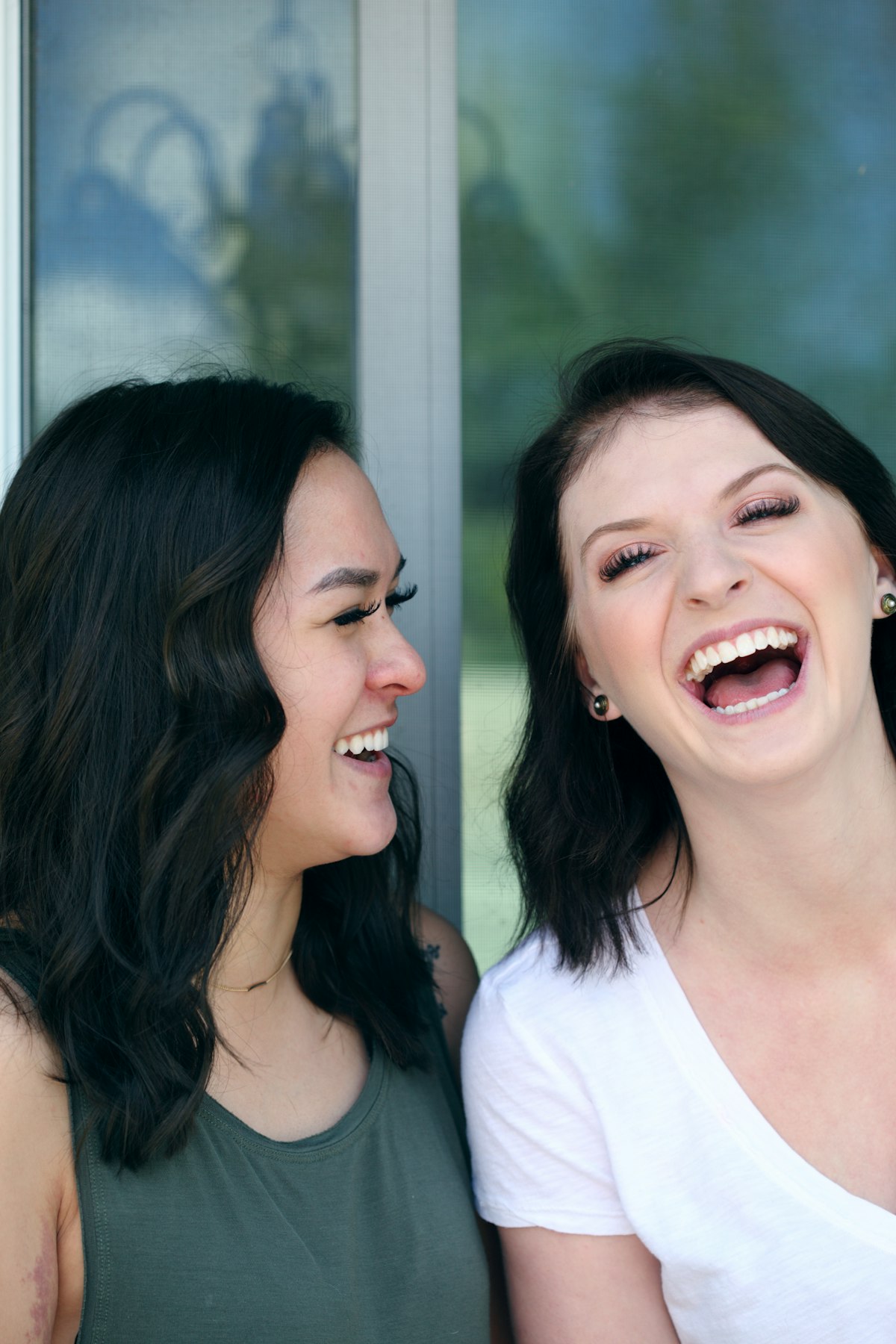 Zwei junge Frauen lachen zusammen
